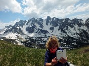 37 Sullo sfondo delle 'Piccole Dolomiti Scalvine'